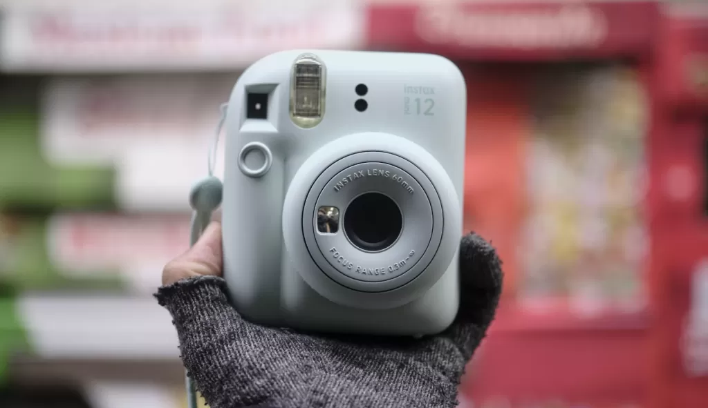 Фотоаппарат Fujifilm Instax Mini 12 – мгновенные снимки с эффектом "вау"