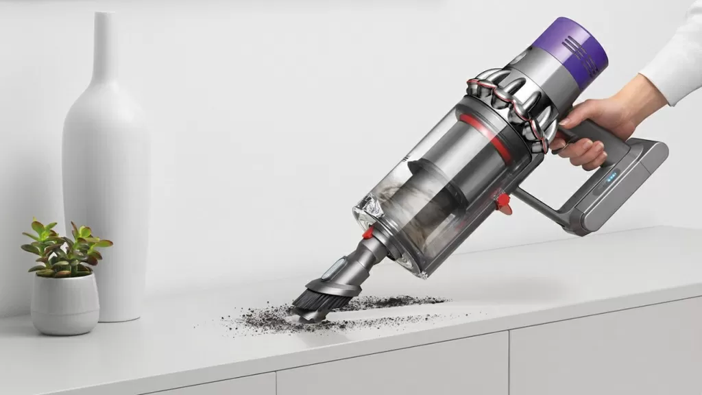 Dyson V10 Cyclone Absolute – трансформация в ручной пылесос в одно нажатие