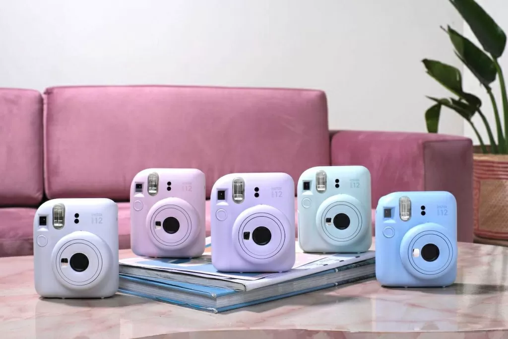 Фотоаппарат Fujifilm Instax Mini 12 – стильный дизайн и яркие цвета