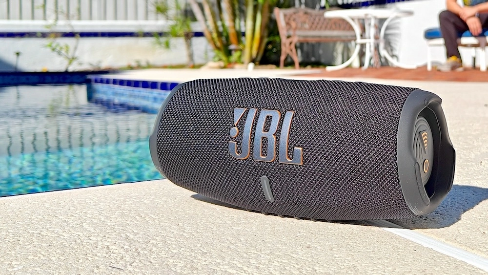 Беспородная колонка JBL Charge 5 – до 20 часов воспроизведения