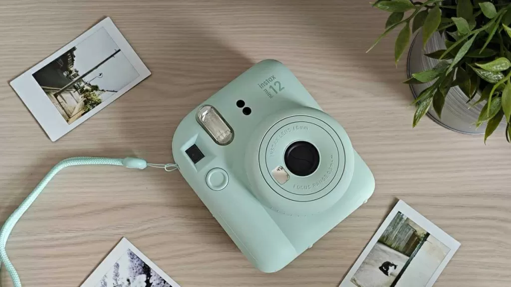 Фотоаппарат Fujifilm Instax Mini 12 – мгновенные снимки с эффектом "вау"