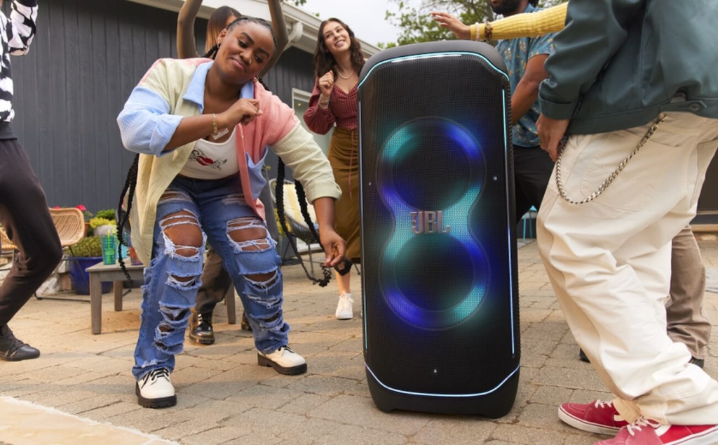 JBL PartyBox 1100 Ultimate – IPX4, колёса и отсек для кабелей: готова к любому формату
