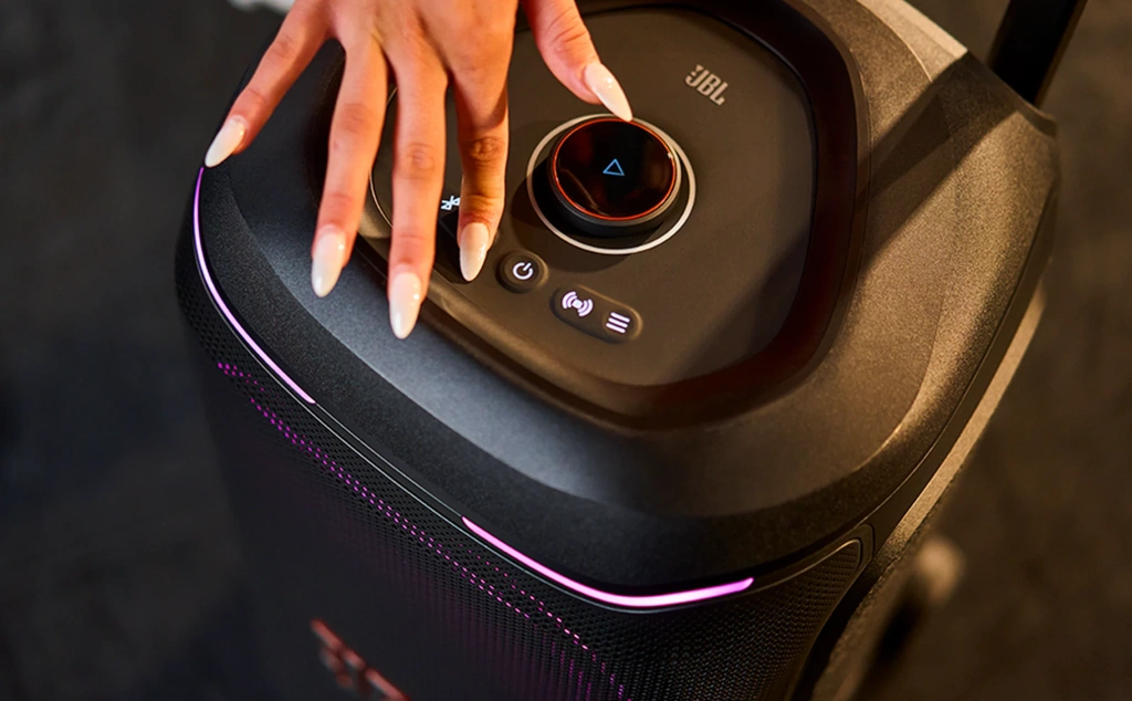 Технология AI Sound Boost в акустической системе JBL PartyBox 330
