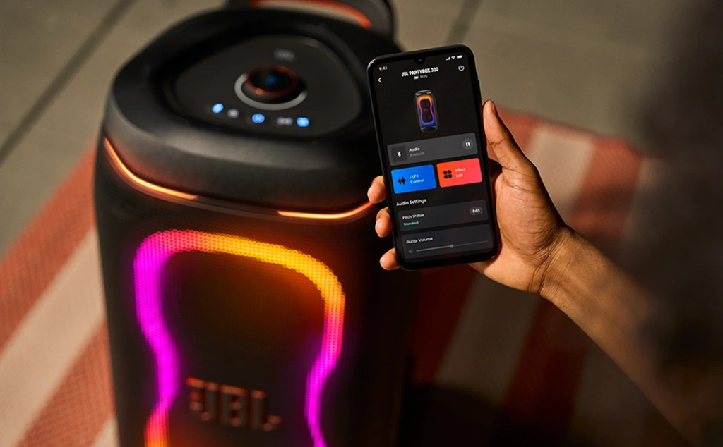 Футуристическое световое шоу портативной колонки JBL PartyBox 330
