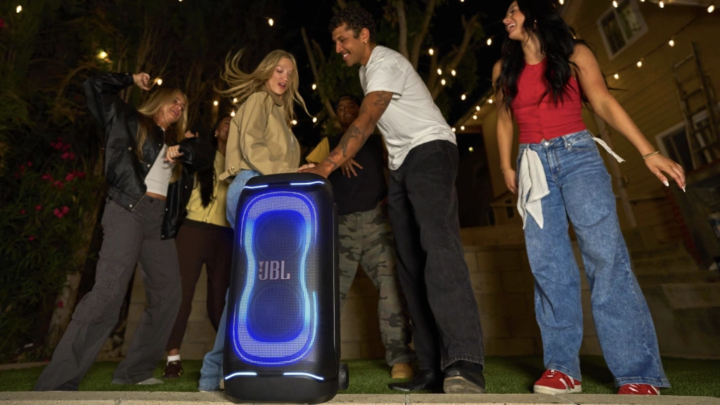 Портативная акустическая система JBL PartyBox 330 со световой подсветкой