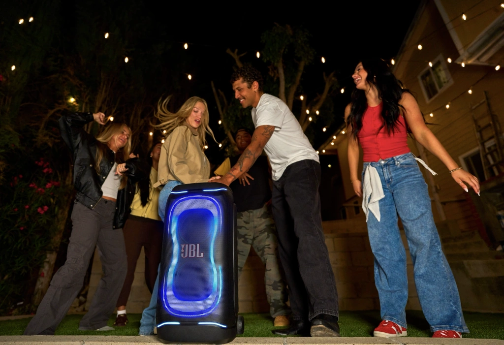 JBL PartyBox 330 на вечеринке с обновленным световым шоу и корпусом на колесах