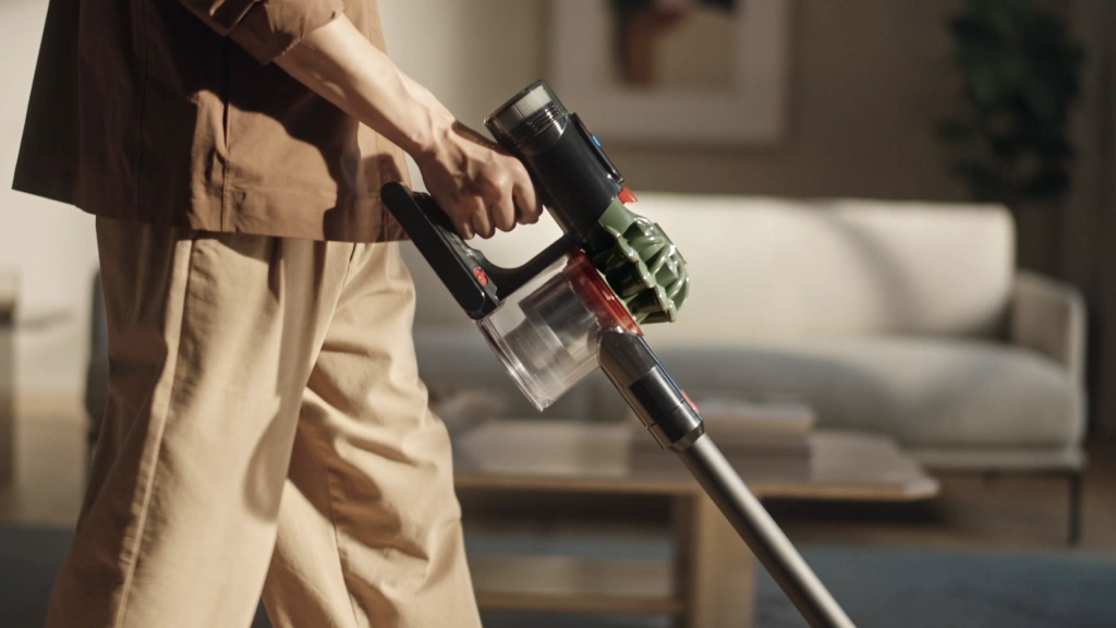 Гигиеничная очистка контейнера Dyson V8 Cyclone с механизмом Point and Shoot