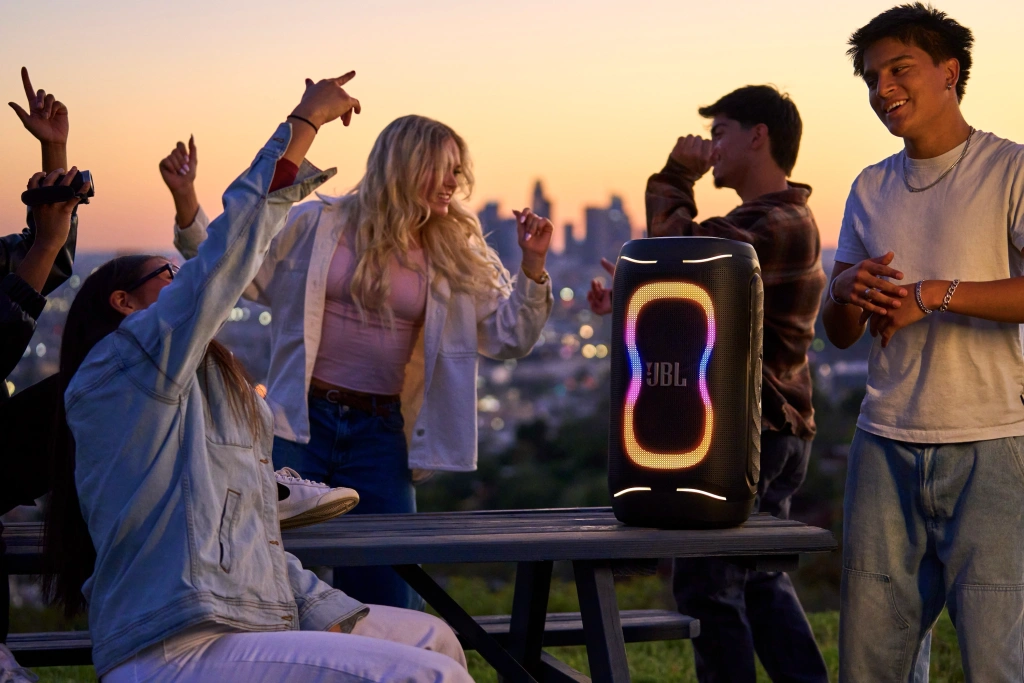 JBL PartyBox 130 в интерьере вечеринки с динамической подсветкой