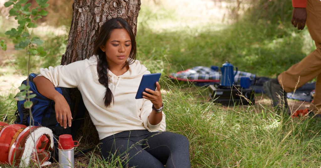 Электронная книга Amazon Kindle (2022): девушка читает под деревом